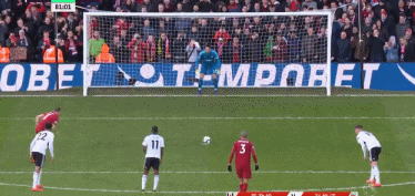 随迈阿密国际夺冠，德保罗赛后剪下主场球网留念